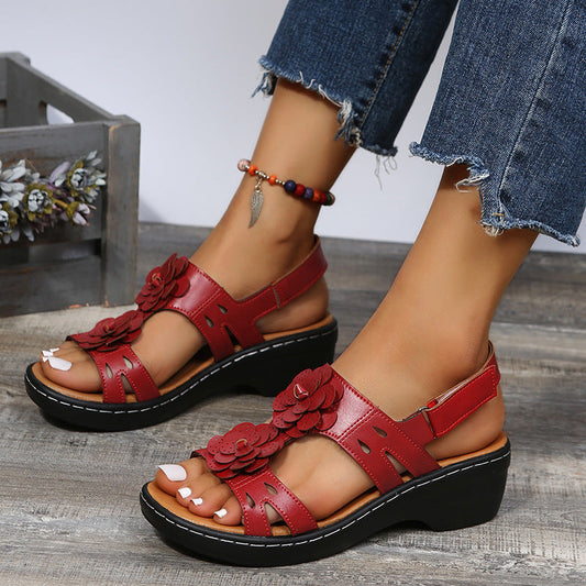 Retro-Sandalen mit Blumenmuster und schrägem Absatz von Andrea Serena
