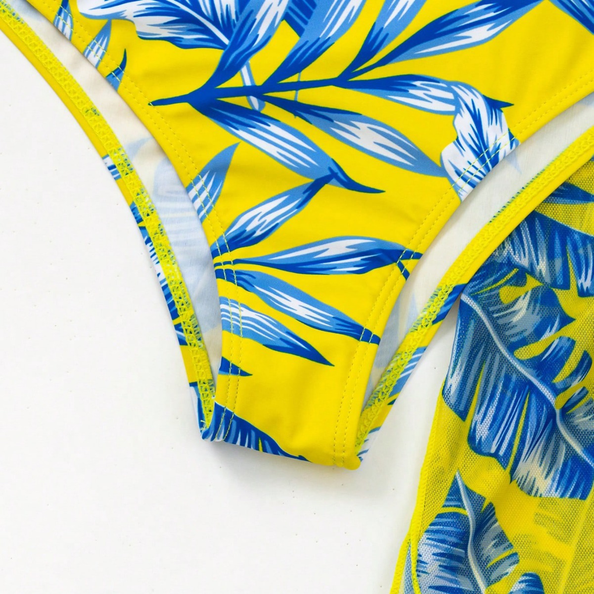 Leuchtender Ahornblatt-Bikini mit hohem Bund von Andrea Serena