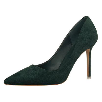 Elegante Wildleder-Pumps mit spitzer Zehenpartie von Andrea Serena