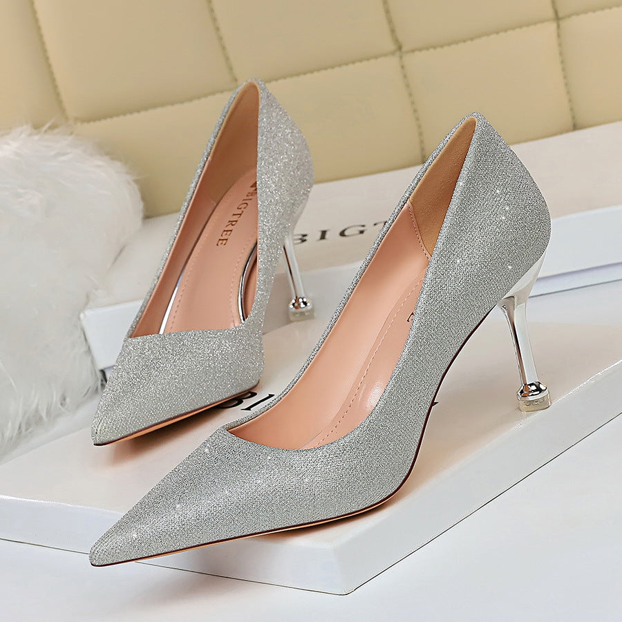 Funkelnde Pumps mit spitzer Zehenpartie von Andrea Serena