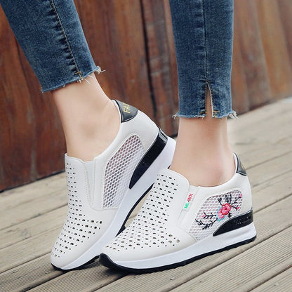 Bestickte Slipper von Andrea Serena