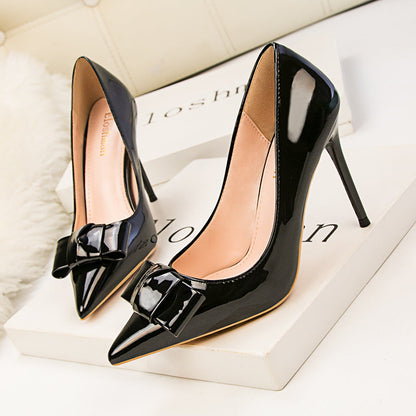 Elegante spitze Pumps mit Schleife von Andrea Serena