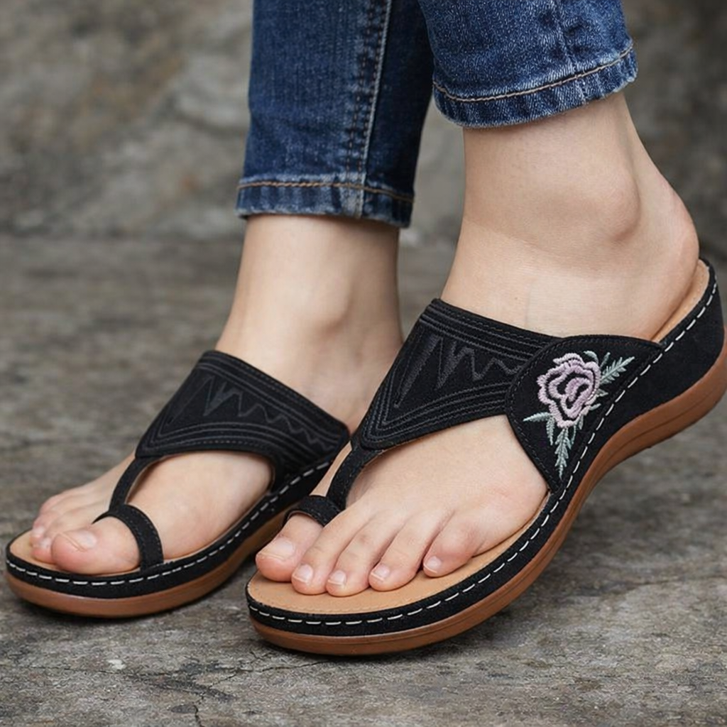 Bestickte Keilsandalen mit Blumenmuster von Andrea Serena