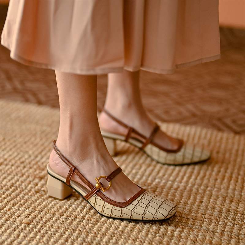 Elegante Mary-Jane-Pumps mit eckiger Spitze von Andrea Serena
