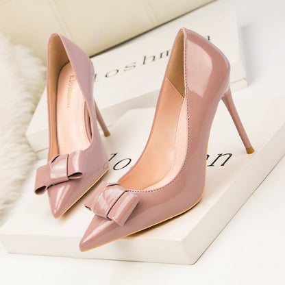 Elegante spitze Pumps mit Schleife von Andrea Serena