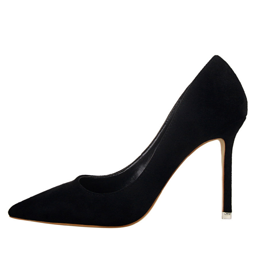 Elegante Wildleder-Pumps mit spitzer Zehenpartie von Andrea Serena