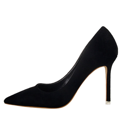 Elegante Wildleder-Pumps mit spitzer Zehenpartie von Andrea Serena