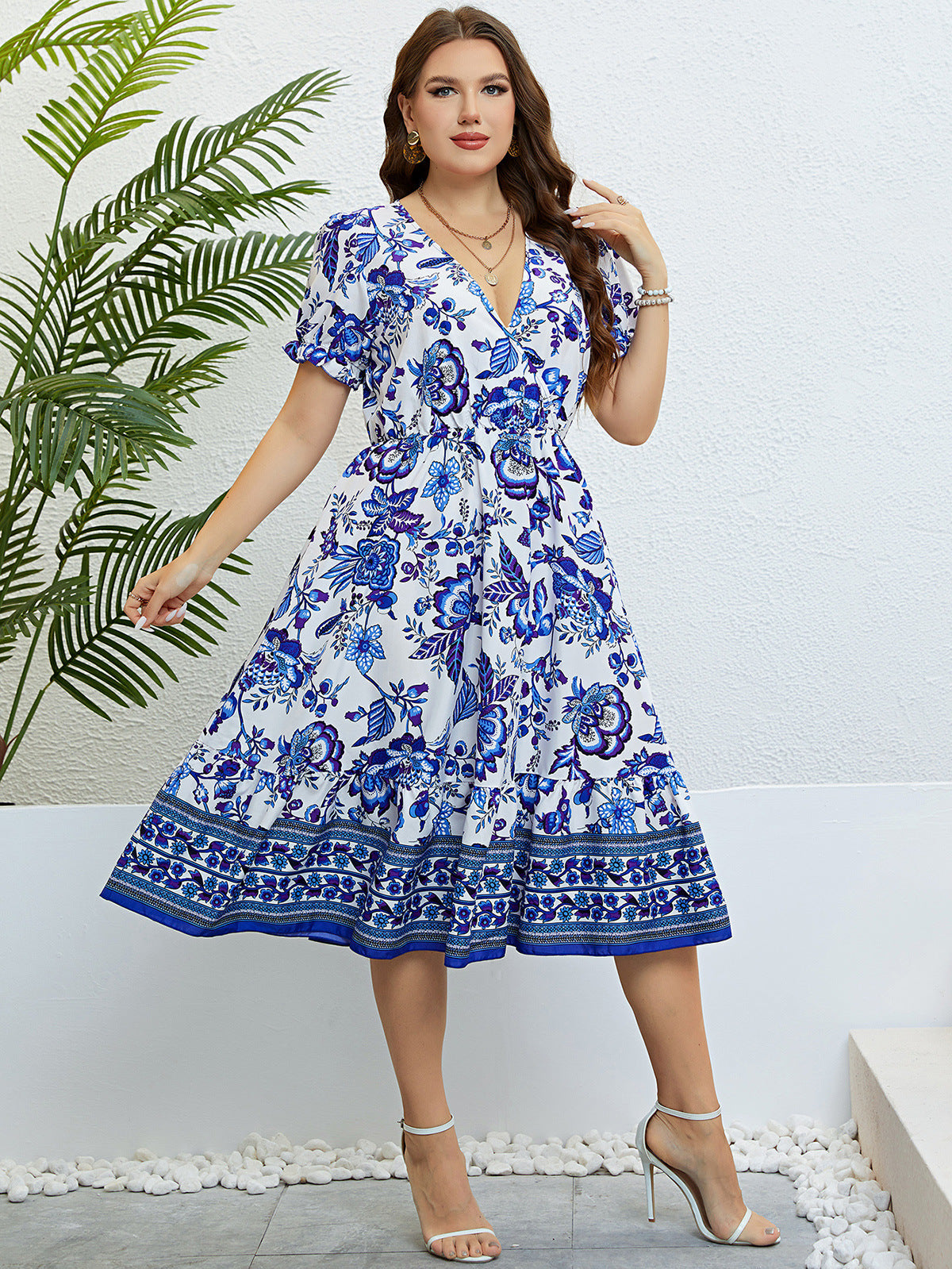 Geblümtes Midikleid mit V-Ausschnitt von Andrea Serena