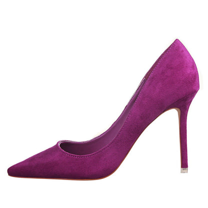 Elegante Wildleder-Pumps mit spitzer Zehenpartie von Andrea Serena