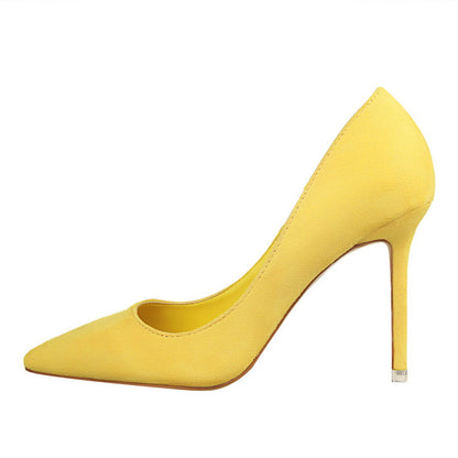 Elegante Wildleder-Pumps mit spitzer Zehenpartie von Andrea Serena