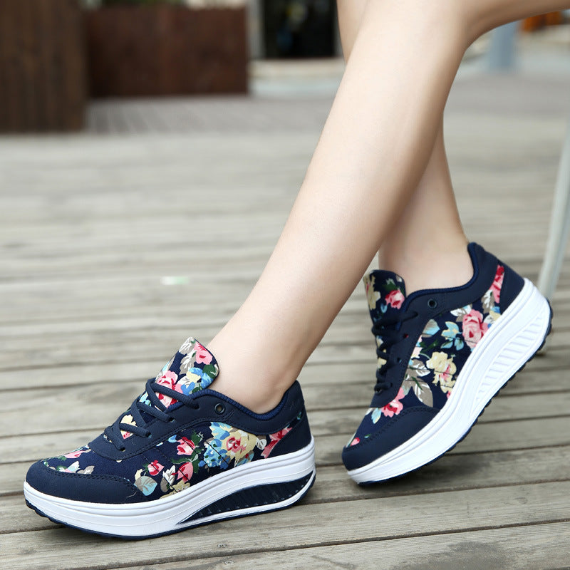 Andrea Serena Sneakers aus atmungsaktivem Canvas mit Blumenmuster