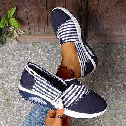Gestreifte, leichte Slip-On-Damenschuhe von Andrea Serena