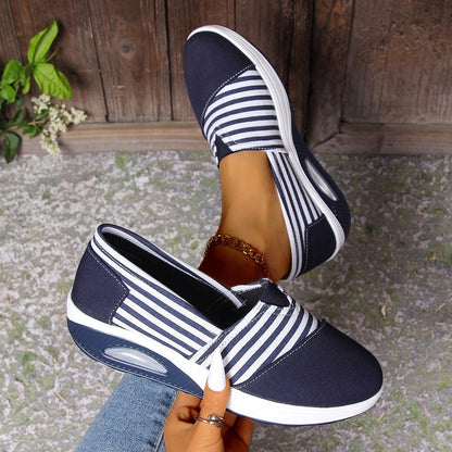 Gestreifte, leichte Slip-On-Damenschuhe von Andrea Serena