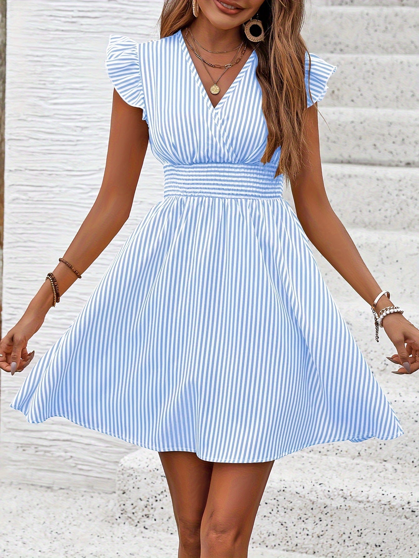 Elegantes, gestreiftes Andrea Serena Kleid mit V-Ausschnitt und Taille