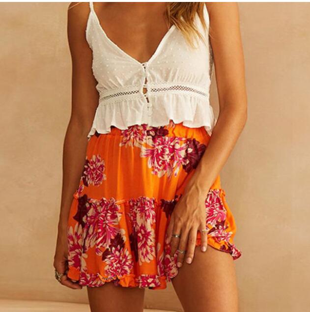 Rock mit lebhaftem Blumenmuster von Andrea Serena