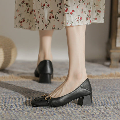 Elegante Pumps mit eckiger Spitze von Andrea Serena