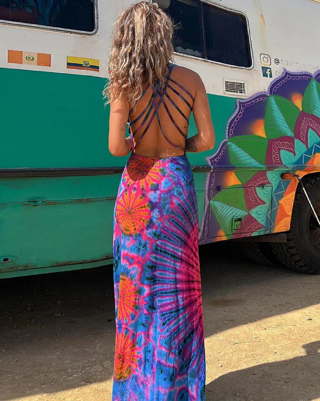 Lebhaftes geometrisches rückenfreies Maxikleid von Andrea Serena