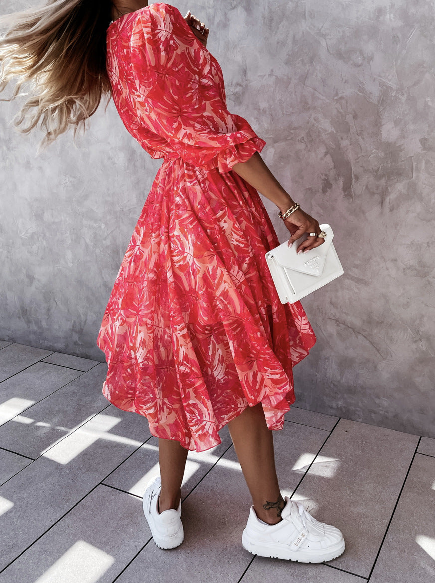 Andrea Serena Midikleid mit Blumenmuster und unregelmäßiger Silhouette