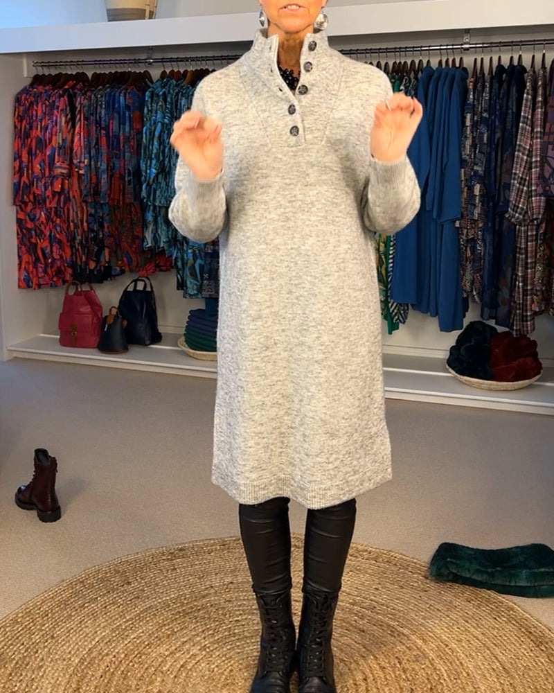 Andrea's™ | Strickkleid mit Knöpfen und Rollkragen im modischen Stil