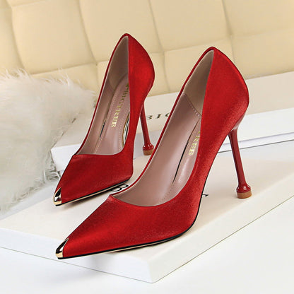 Elegante Metallic-Satin-Pumps von Andrea Serena