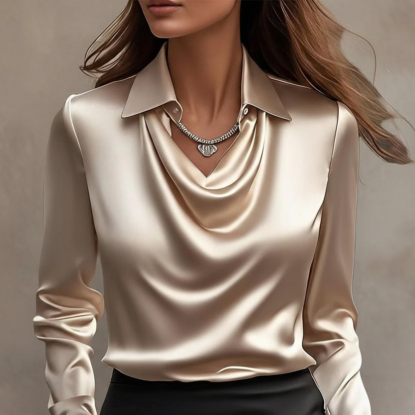 Elegantes Satin-Top mit schwingendem Kragen von Andrea Serena