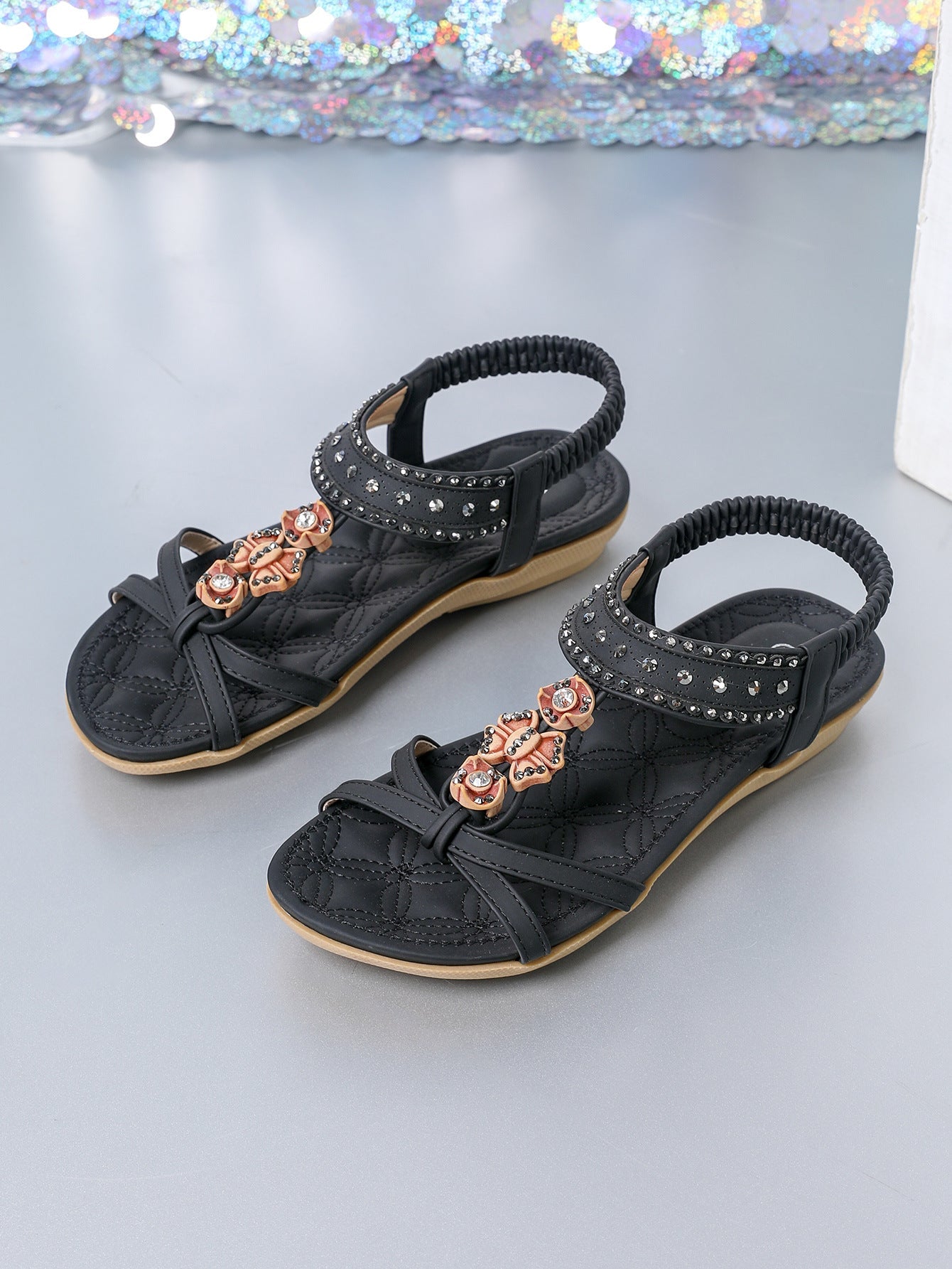 Elegante flache Sandalen mit Diamantmuster von Andrea Serena
