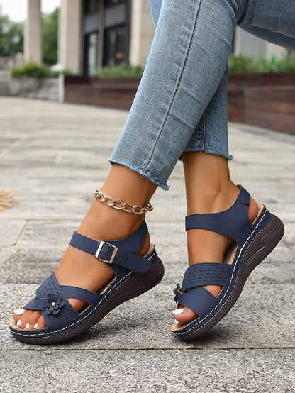 Elegante Andrea Serena Plateau-Sandalen in Übergröße mit Blumenmuster