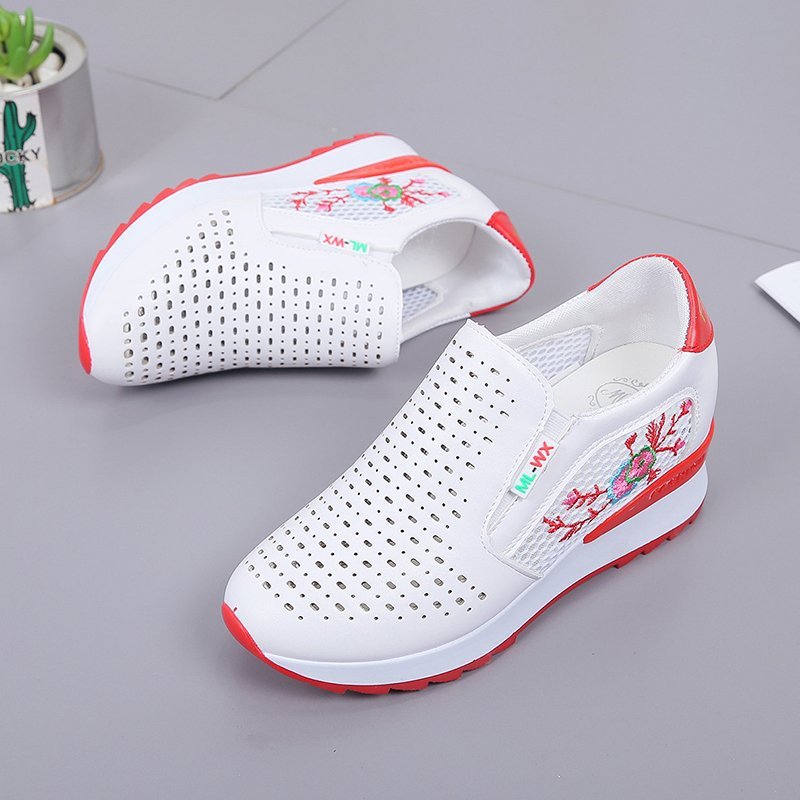 Bestickte Slipper von Andrea Serena