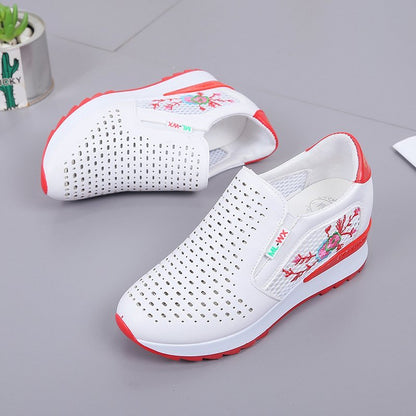 Bestickte Slipper von Andrea Serena