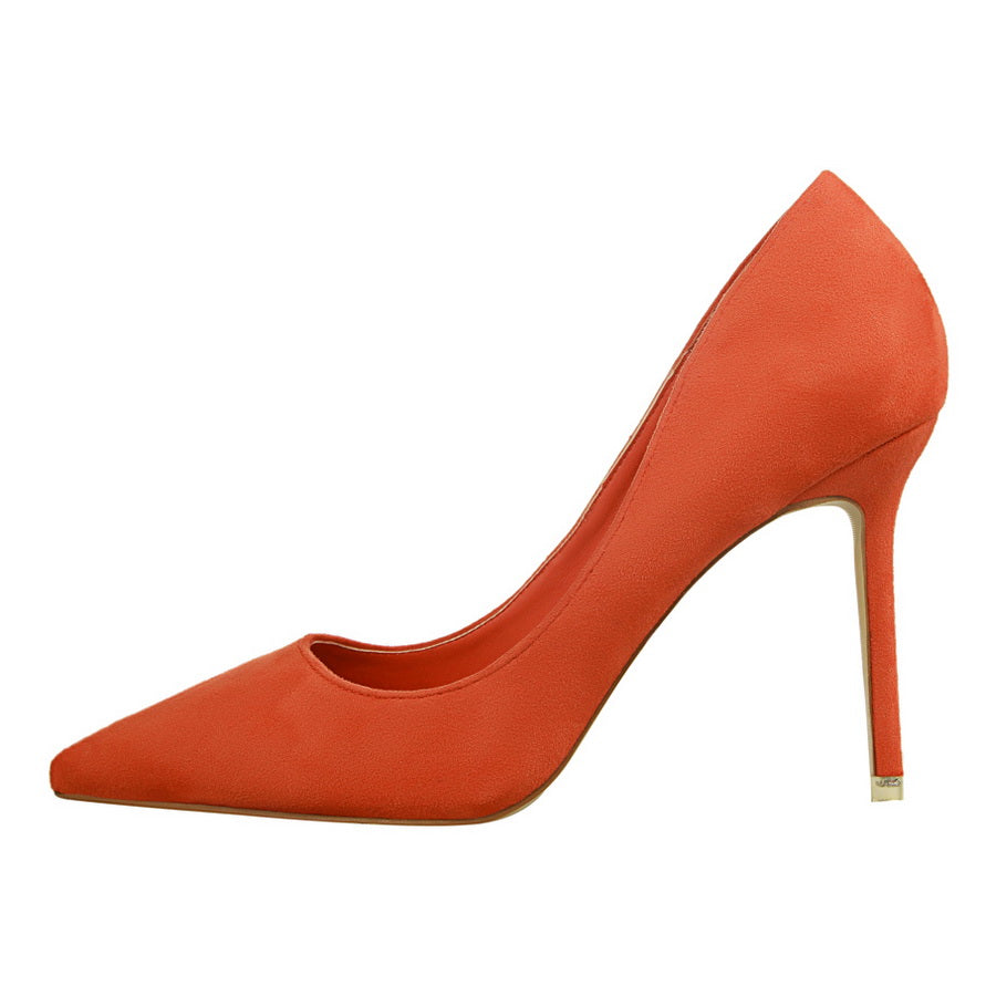 Elegante Wildleder-Pumps mit spitzer Zehenpartie von Andrea Serena