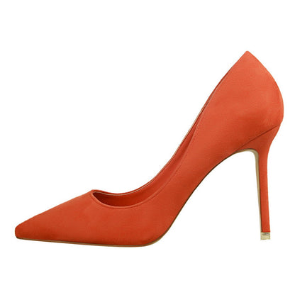 Elegante Wildleder-Pumps mit spitzer Zehenpartie von Andrea Serena