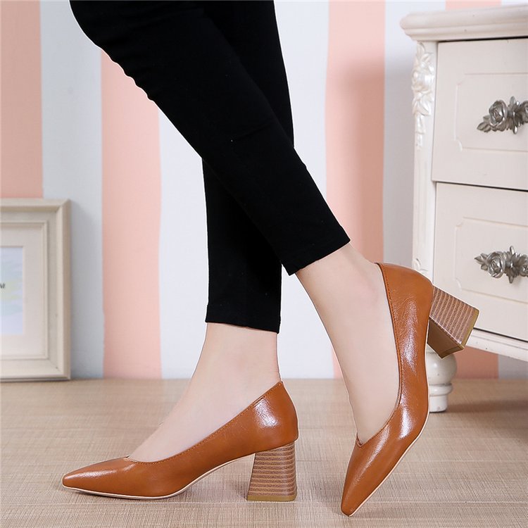 Elegante Pumps mit spitzer Zehenpartie von Andrea Serena