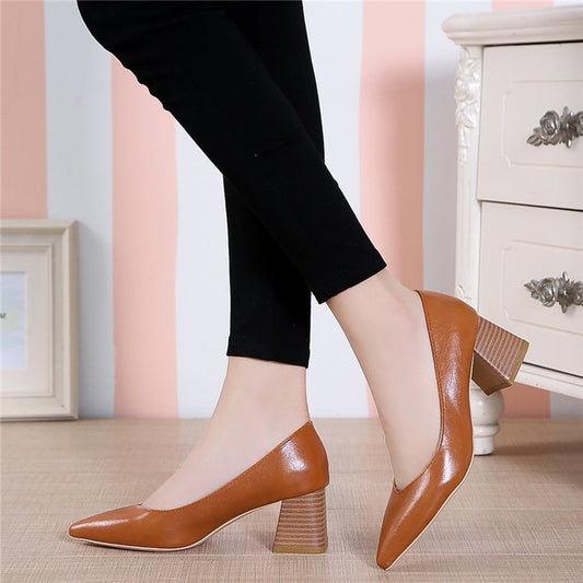 Elegante Pumps mit spitzer Zehenpartie von Andrea Serena