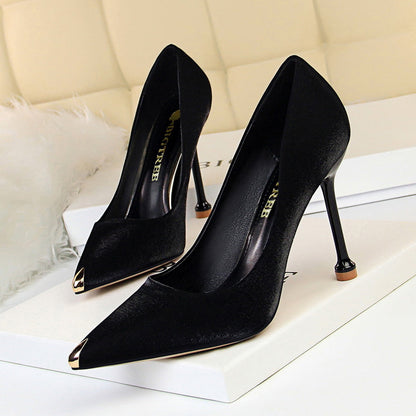 Elegante Metallic-Satin-Pumps von Andrea Serena