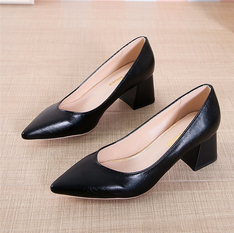 Elegante Pumps mit spitzer Zehenpartie von Andrea Serena