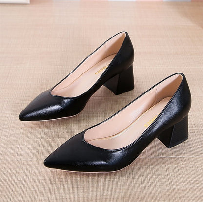Elegante Pumps mit spitzer Zehenpartie von Andrea Serena