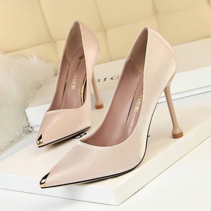 Elegante Metallic-Satin-Pumps von Andrea Serena
