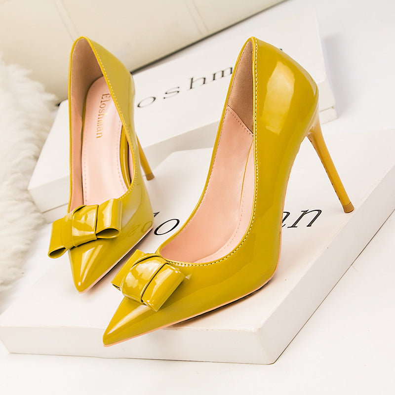 Elegante spitze Pumps mit Schleife von Andrea Serena