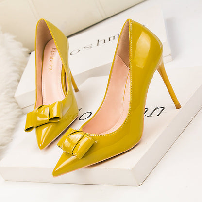 Elegante spitze Pumps mit Schleife von Andrea Serena