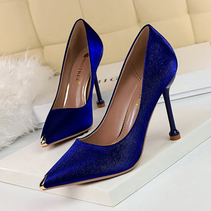 Elegante Metallic-Satin-Pumps von Andrea Serena