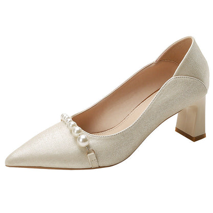 Elegante spitze Pumps mit Perlen von Andrea Serena