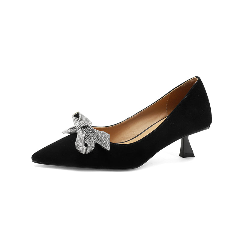 Elegante Wildlederpumps mit Schleife von Andrea Serena