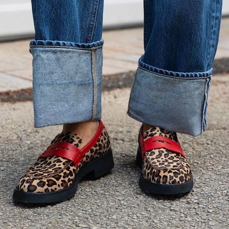 Elegante Leoparden-Schuhe mit niedrigem Absatz von Andrea Serena