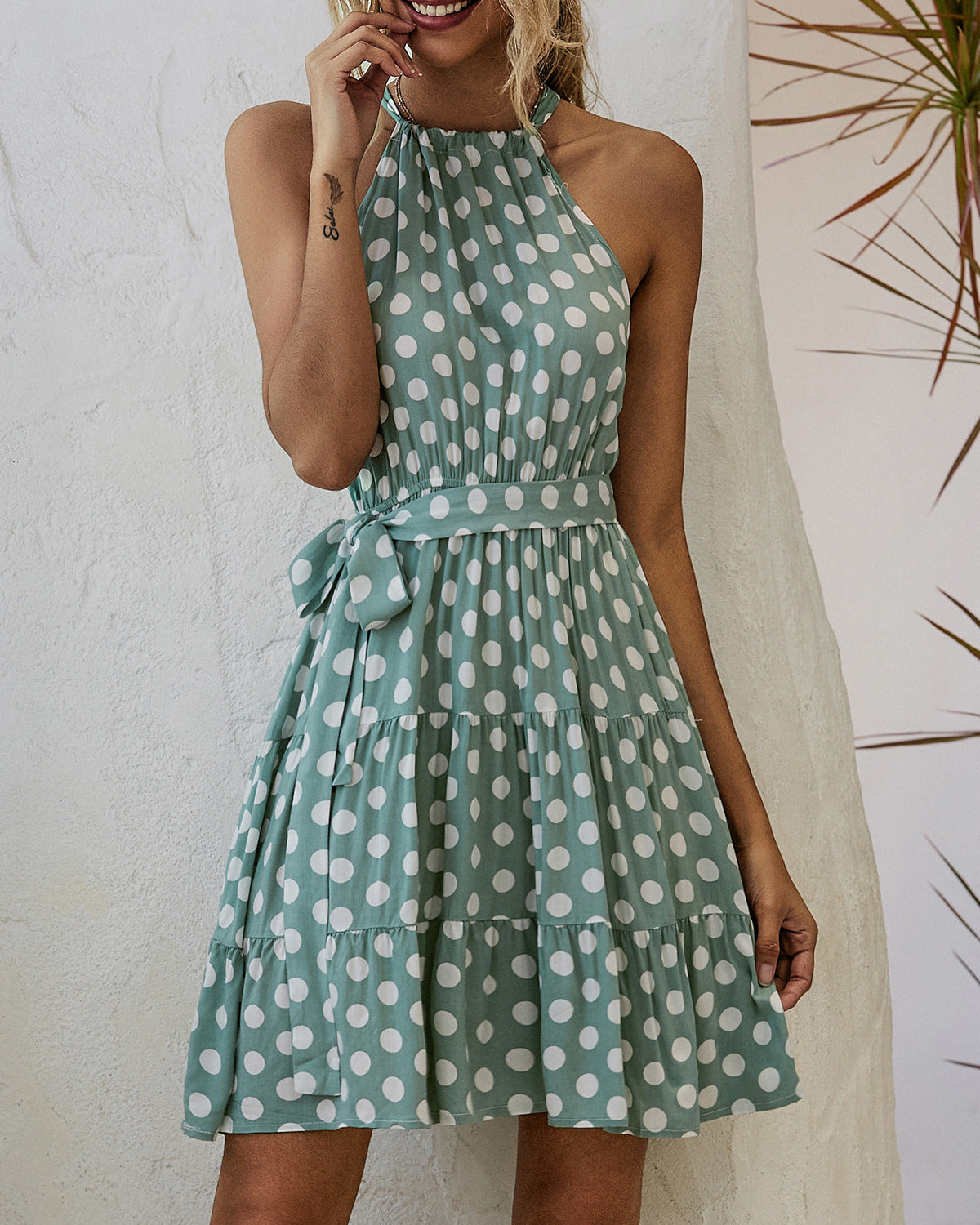 Schickes Polka-Dot-Neckholderkleid von Andrea Serena