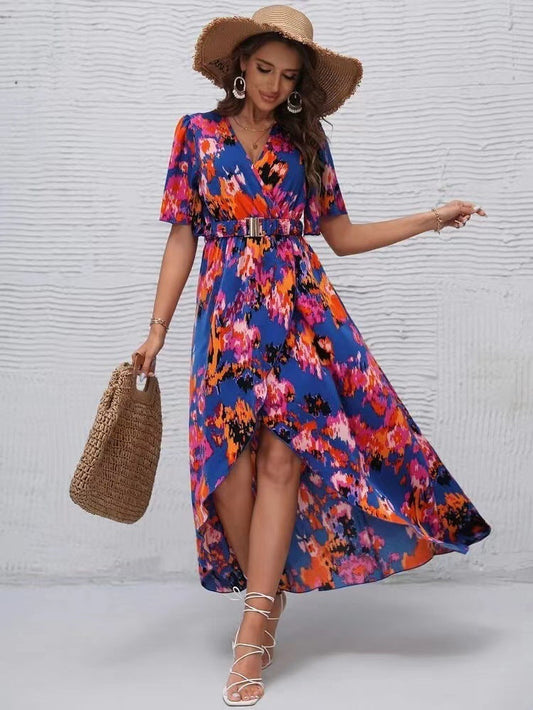 Lebhaftes, asymmetrisches Kleid mit V-Ausschnitt von Andrea Serena