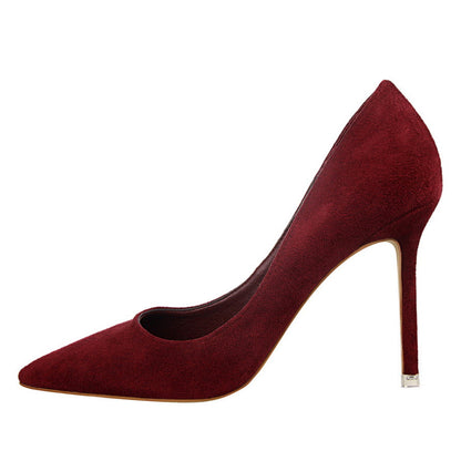 Elegante Wildleder-Pumps mit spitzer Zehenpartie von Andrea Serena