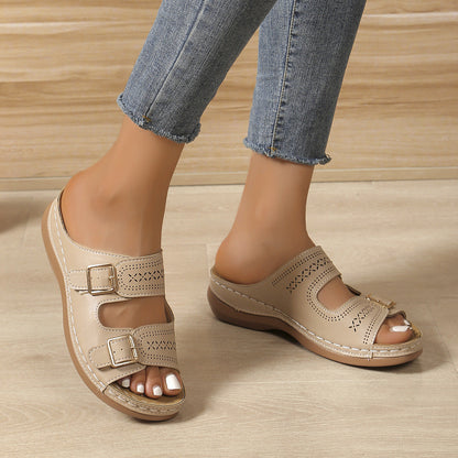 Retro-Plateausandalen mit Schnallen von Andrea Serena