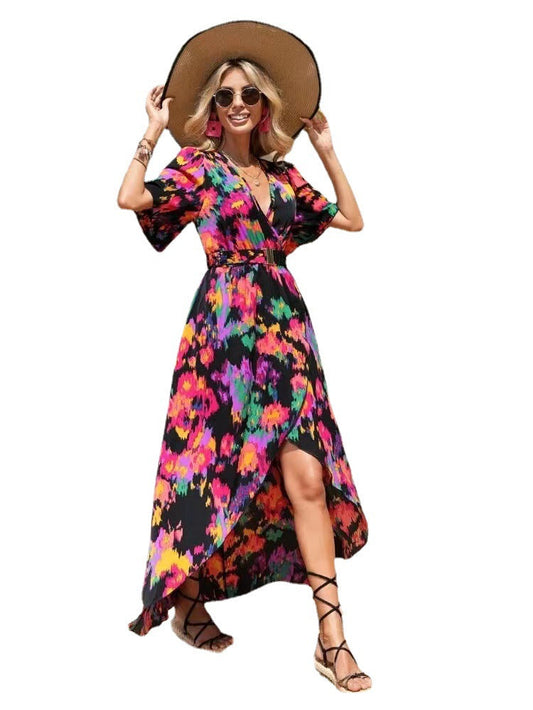 Lebhaftes, asymmetrisches Kleid mit V-Ausschnitt von Andrea Serena