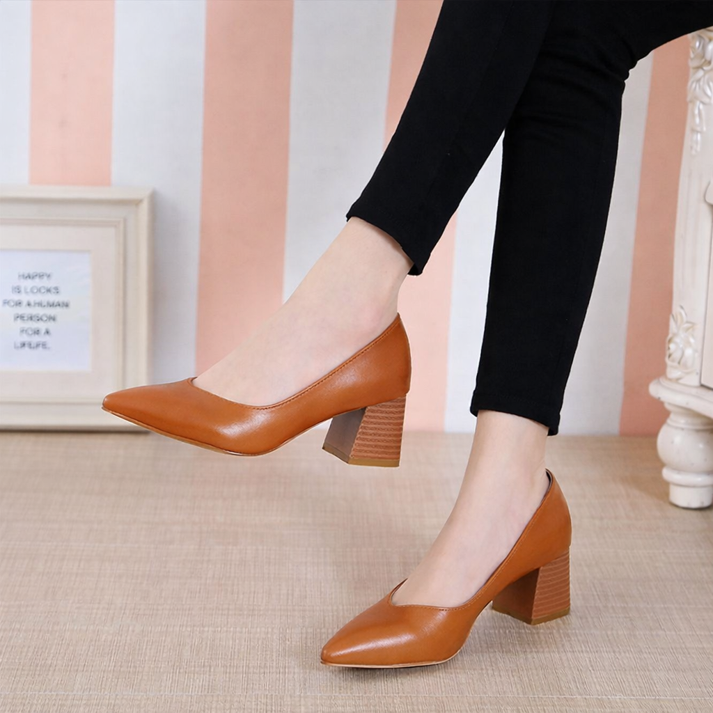 Elegante Pumps mit spitzer Zehenpartie von Andrea Serena