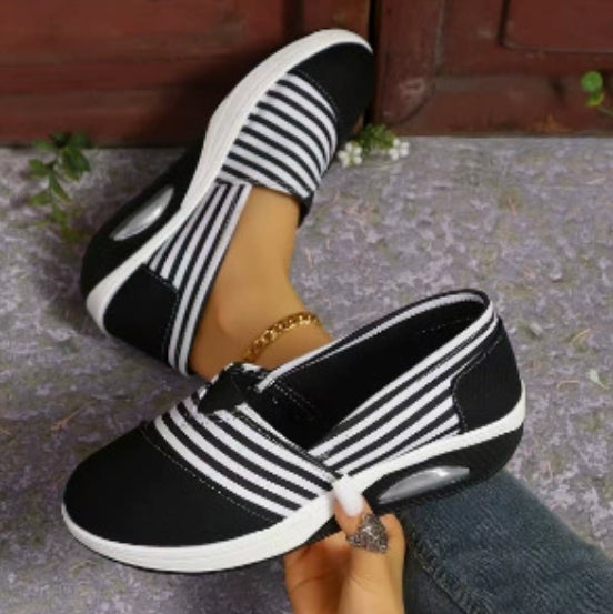 Gestreifte, leichte Slip-On-Damenschuhe von Andrea Serena